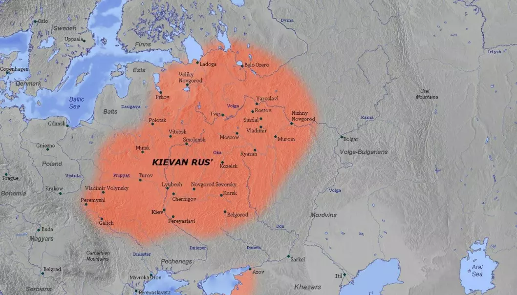 Kyiv-Rus (<span class="italic" data-lab-italic_desktop="italic">norrønt: Gardariket</span>) på 1000-tallet. Riket ble antakelig grunnlagt av svenske vikinger på 800-tallet med Novgorod i nord som hovedstad. Da riket var på sitt mektigste under Jaroslav den Vise på 1000-tallet, hadde Kyiv i sør blitt hovedstad. Norge og Sverige ser du oppe til venstre.