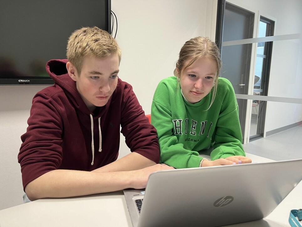 Eirik Ulveseter (15) sammen med klassekameraten Kate Kristipone (15) ved Vardheia ungdomsskole på Bryne scroller konsentrert nedover en av artiklene på Metapedia.