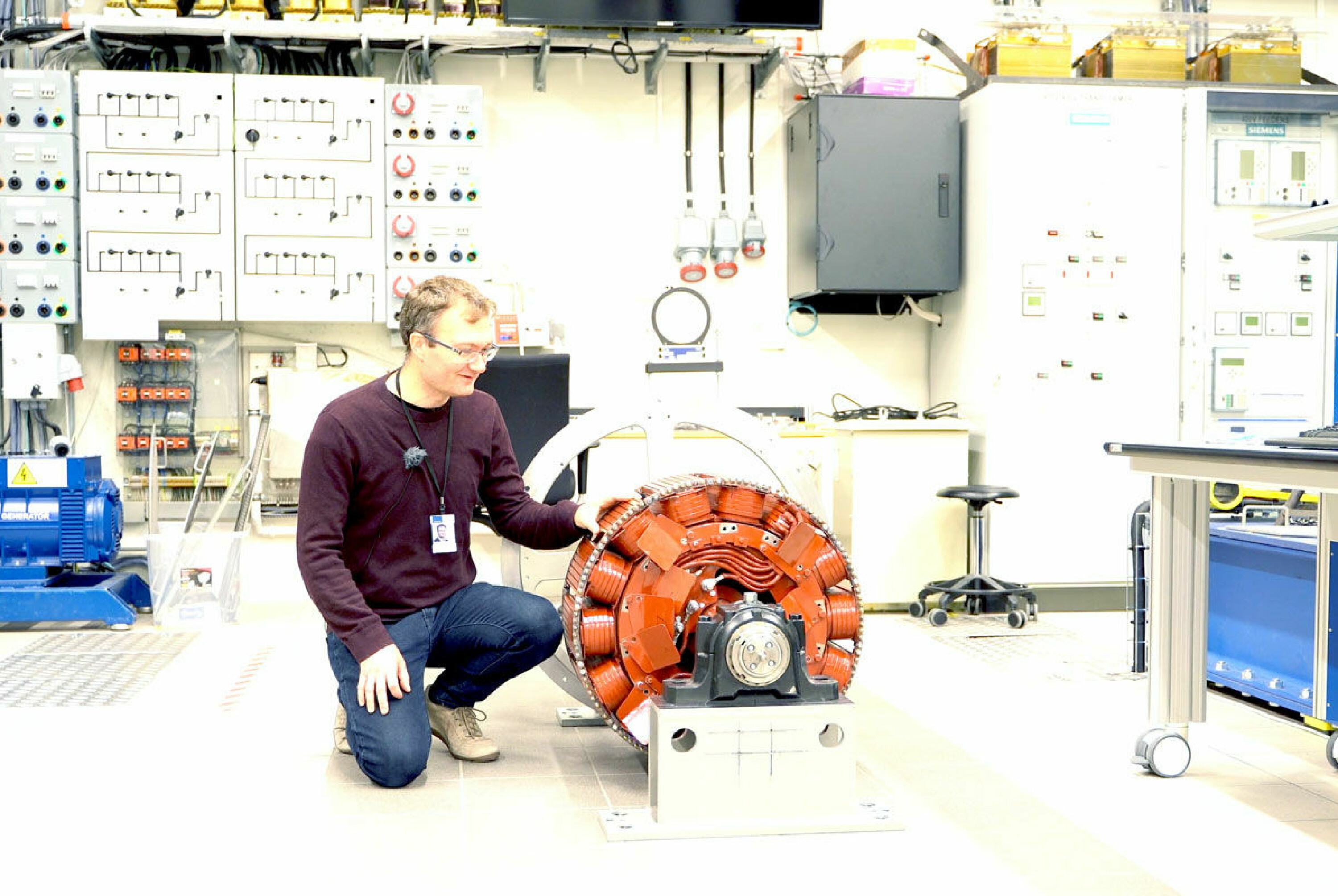 Tor Inge Reigstad i laboratoriet med testmodellen av en generator-rotor.