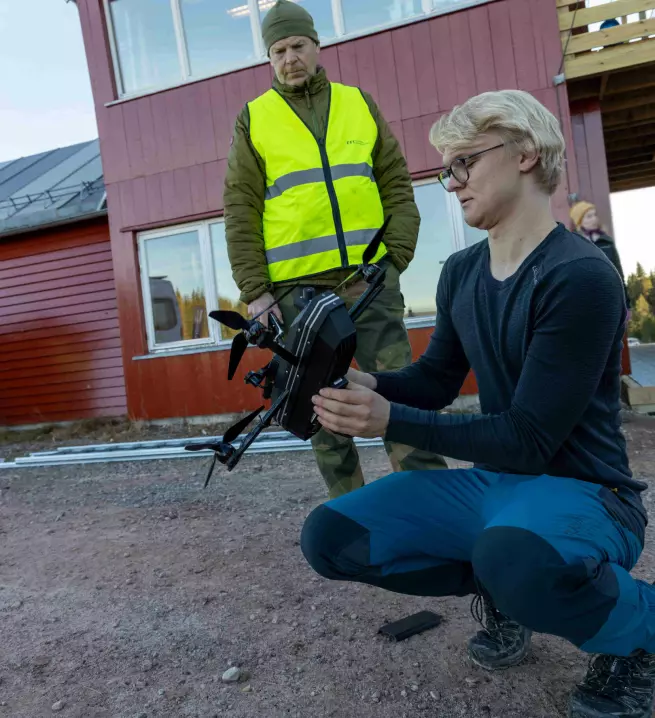 Sondre Holm Fyhn gjør dronen «Svale» klar til ny testflyving. Kollega Sven Bjerke følger spent med.