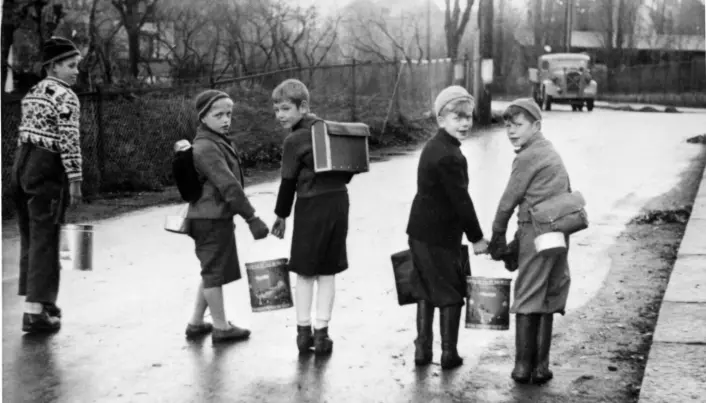 Det var trange kår under og etter krigen, med rasjonering av klær og mat. Den britiske undersøkelsen skaffet til veie informasjon om hvordan dette påvirket folks helse senere i livet. I Norge fikk folk hjelp fra Sverige. Her har barn hentet havresuppe, «svenskesuppe», i store spann. Flere hundre tonn klær og sko fra svenskene ble også fordelt blant trengende. (Barn på bildet er ikke relatert til den britiske undersøkelsen). Det var trange kår under og etter krigen, med rasjonering av klær og mat. Den britiske undersøkelsen skaffet til veie informasjon om hvordan dette påvirket folks helse senere i livet. I Norge fikk folk hjelp fra Sverige. Her har barn hentet havresuppe, «svenskesuppe», i store spann. Flere hundre tonn klær og sko fra svenskene ble også fordelt blant trengende. (Barn på bildet er ikke relatert til den britiske undersøkelsen).