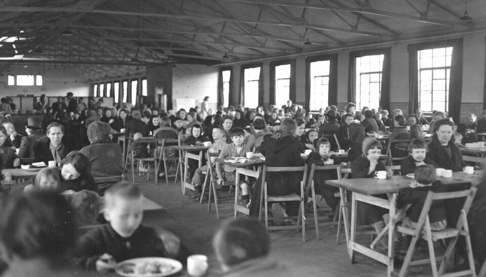 Sivilbefolkning evakuert fra Sørøya i Norge får sitt første måltid i leiren, i en stor spisesal, i nærheten av Glasgow. (Barn på bildet er ikke relatert til den britiske undersøkelsen).