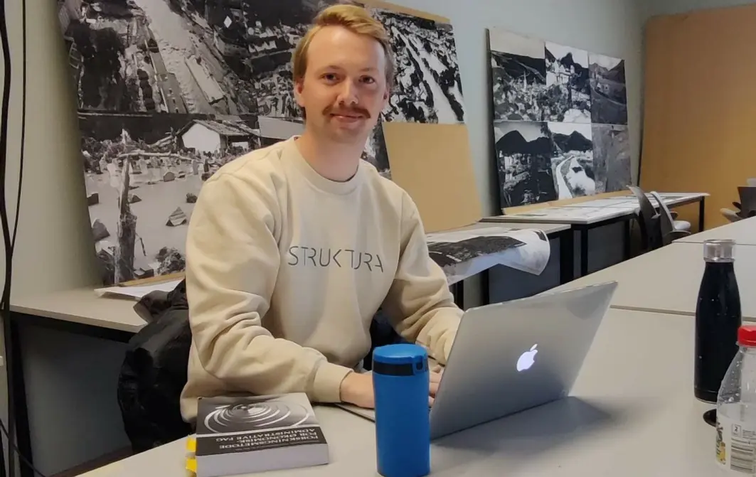 Martin drikker kaffe hver morgen. Det gjør ham opplagt. Martin drikker kaffe hver morgen. Det gjør ham opplagt.