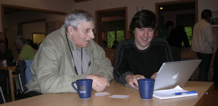 Peter Svenonius (UiT) med ein eldre informant under NORMS-feltarbeidet i Älvdalen i 2007. (Foto: Øystein A. Vangsnes) Peter Svenonius (UiT) med ein eldre informant under NORMS-feltarbeidet i Älvdalen i 2007. (Foto: Øystein A. Vangsnes)