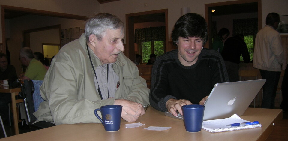 Peter Svenonius (UiT) med ein eldre informant under NORMS-feltarbeidet i Älvdalen i 2007. (Foto: Øystein A. Vangsnes)