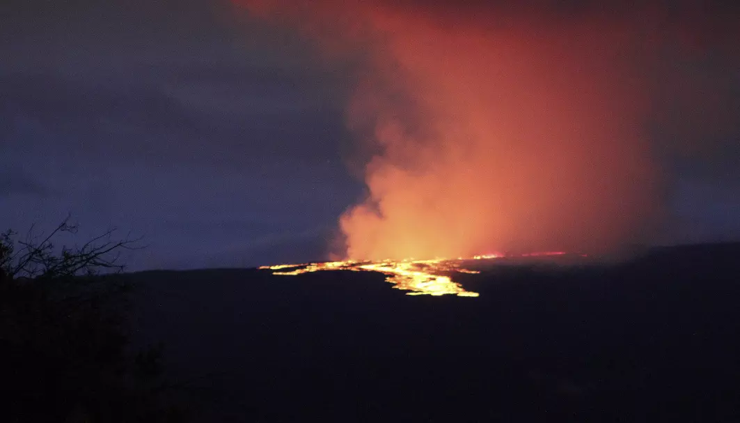 Lava strømmer ut av krateret til vulkanen Mauna Loa på Hawaiis Big Island mandag morgen.