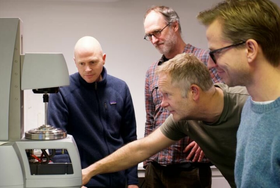 Andreas Carlson, Atle Jensen, Eirik Strøm Lillebø og Torstein Sæter foran et rheometer som måler egenskaper ved lutefisk.