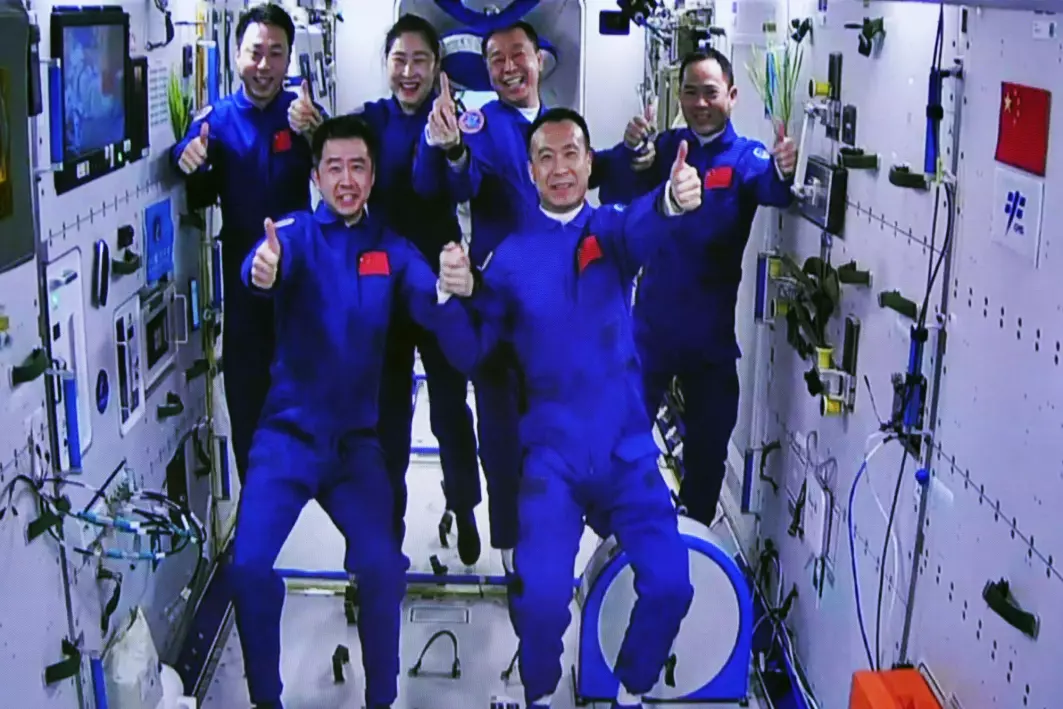 De nye og de gamle romfarerne på Kinas romstasjon Tiangong etter at de tre nye ankom onsdag. De blir sammen i flere dager før de gamle reiser tilbake til jorda.
