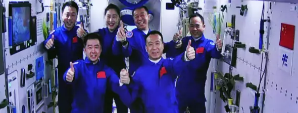 Tre kinesiske romfarere har kommet frem til romstasjon