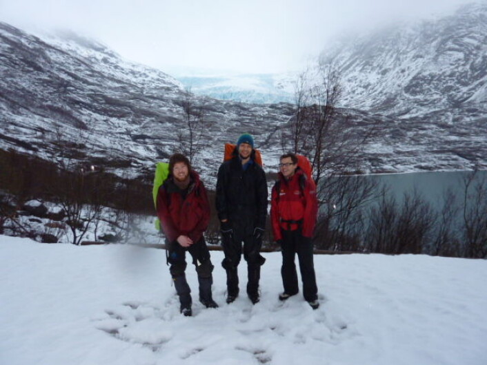 Pim, Thomas and Paul with the lake and Engabreen in the background. (Foto: (Photo: Miriam Jackson)) Pim, Thomas and Paul with the lake and Engabreen in the background. (Foto: (Photo: Miriam Jackson))