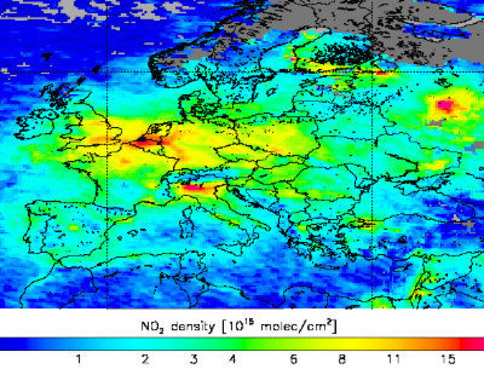 NO2-verdier i troposfæren over Europa for mars 2011, målt med GOME-instrumentet på værsatellitten MetOp-A. (KNMI/TEMIS) (Foto: KNMI/TEMIS)
