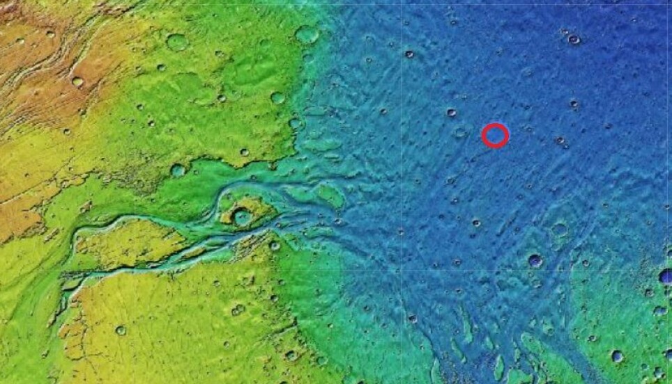 Den røde ringen viser Pohl-krateret. Her er det et digert krater som sannsynligvis lå på havbunnen en gang Mars var delvis dekket av hav.