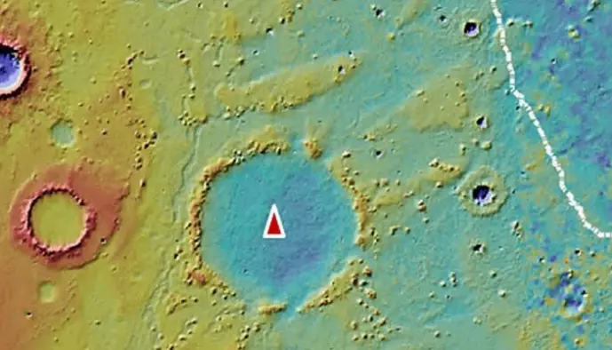 Et tettere bilde av Pohl-krateret med en rød trekant i midten. Det er altså rundt 110 kilometer bredt.