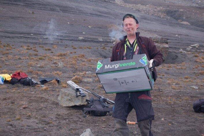 Stig Larsen gliser fra øre til øre. (Foto: Erik Tunstad) Stig Larsen gliser fra øre til øre. (Foto: Erik Tunstad)