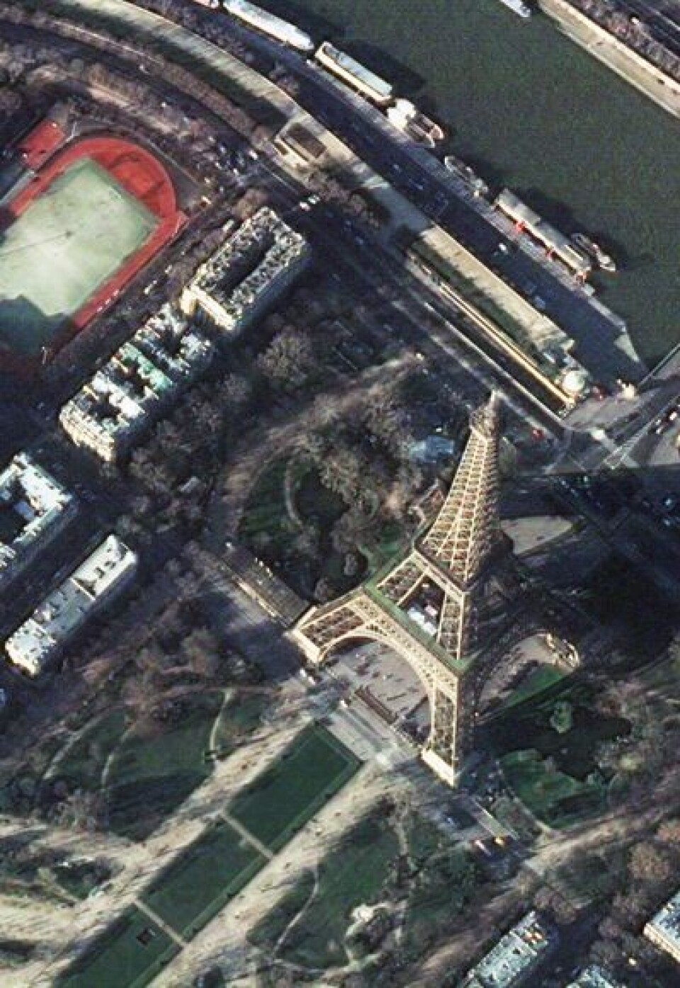 Et av de første bildene tatt fra den nye franske satellitten Pleiades-1. Her er Eiffel-tårnet i Paris, med januar-sola lavt på himmelen. (Foto: (CNES))