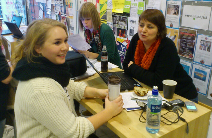 Marianne Mikalsen (til venstre) på besøk hos forskning.no som nå befinner seg i Tromsø. Her i samtale med Nina Kristiansen (til høyre). Hanne Jakobsen i bakgrunnen. (Foto: Andreas R. Graven)