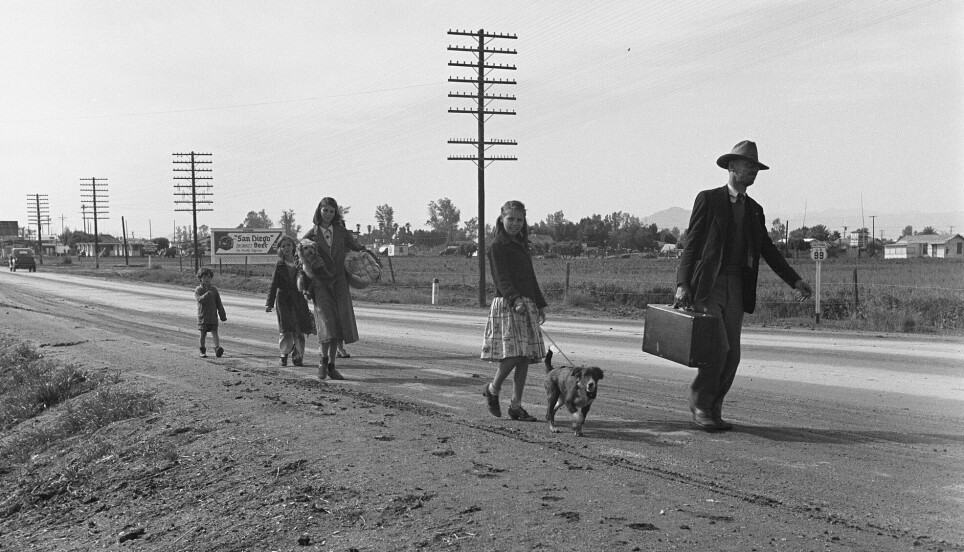 En hjemløs familie går landeveien fra Phoenix Arizona. Målet er San Diego i California. Året er 1939.