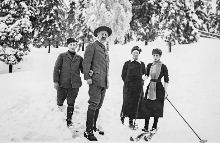 1916: Nansen became a close friend of the new Norwegian royal family. Queen Maud was very keen on outdoor life, and it was Fridtjof Nansen who taught the Queen (right) to ski. Crown Prince Olav is on the left.