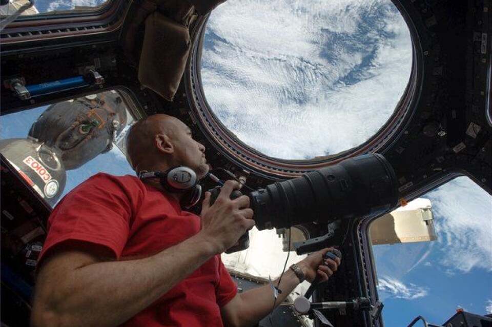 ESAs italienske Astronaut Luca Parmitano tar bilder fra Cupola-modulen på romstasjonen. (Foto: NASA/ESA)