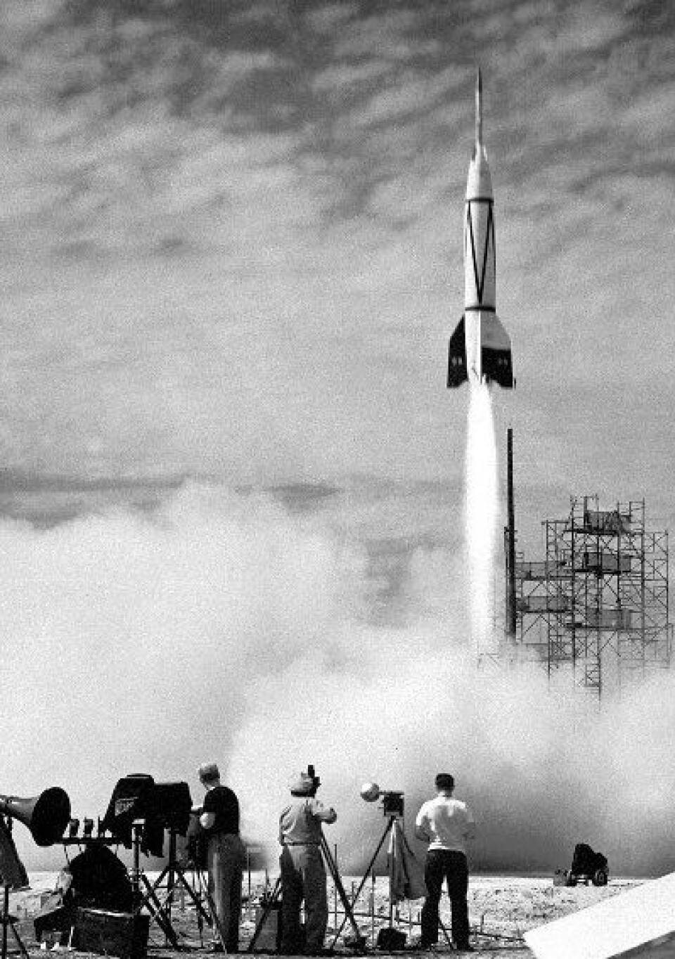 I årene 1949-1950 brukte amerikanerne V-2 som første trinn i to-trinnsraketter, for å nå høyder på nesten 400 km og for studier av den øvre atmosfæren. (NASA HQ) (Foto: NASA HQ)