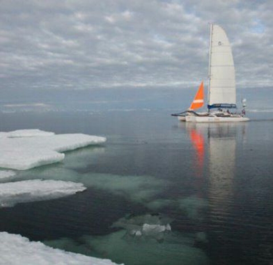 Børge Ousland og hans trimaran prøver å seile gjennom både Nordøst- og Nordvestpassasjen i samme sesong. Det er en kamp mot isen og mot tiden ... (Bilde fra Ousland's blogg).