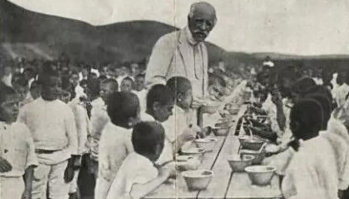 Som høykommissær for flyktninger sørget Nansen for at 320.000 armenske flyktninger kunne reise til det landet de selv ønsket med Nansen-passet. Her med en gruppe foreldreløse armenske barn.