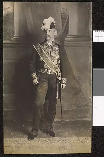 Nansen boltret seg både i sosieteten, i avisredaksjonene og i britisk UD. Her i ambassadøruniform med trekantet, tosnutet hatt med hvit plumage i London, cirka 1907.