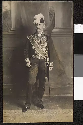 Nansen was a familiar figure in the higher social strata, in newspaper editorial offices and in the British Foreign Office. This picture, taken in 1907 (approximately) in London, shows Nansen in his ambassador's uniform with a triangular, two-brimmed hat with white plumage. Nansen's mission in London was to secure British support for Norway's secession from the union with Sweden and to obtain pledges of permanent security-policy protection from Great Britain.