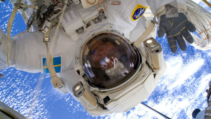 ESAs astronaut Christer Fuglesang vinker fra romvandring utenfor romstasjonen i 2009. (Foto: ESA/NASA) ESAs astronaut Christer Fuglesang vinker fra romvandring utenfor romstasjonen i 2009. (Foto: ESA/NASA)