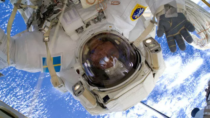 ESAs astronaut Christer Fuglesang vinker fra romvandring utenfor romstasjonen i 2009. (Foto: ESA/NASA)