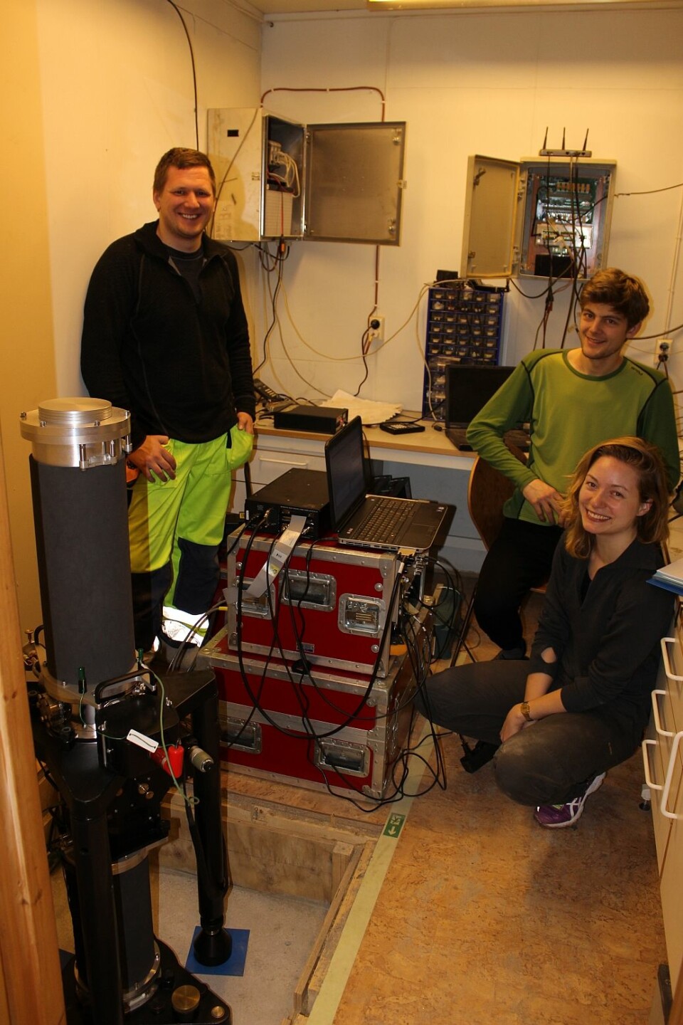 Siri, Vegard and Alex along with the FG5 absolute gravimeter.