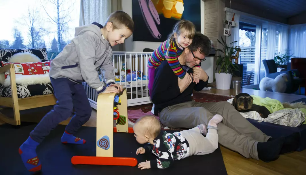 Seks av ti norske fedre benytter seg av hele fedrekvoten, som nå er 15 uker hjemme med barn.