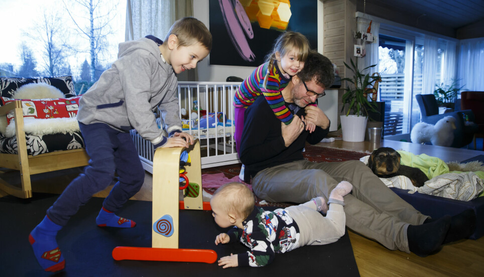 Seks av ti norske fedre benytter seg av hele fedrekvoten, som nå er 15 uker hjemme med barn.