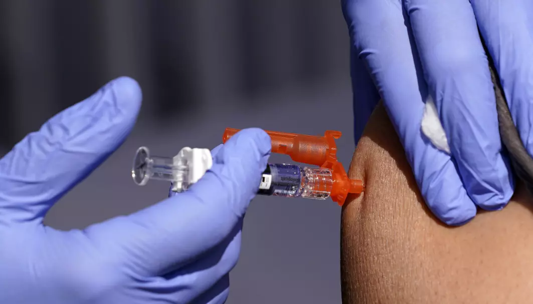 Helseeksperter ber sårbare grupper vaksinere seg. Frykten er at en hard smittevinter skal føre til fulle sykehus. Her blir en influensavaksine gitt på et sykehus i California i USA.