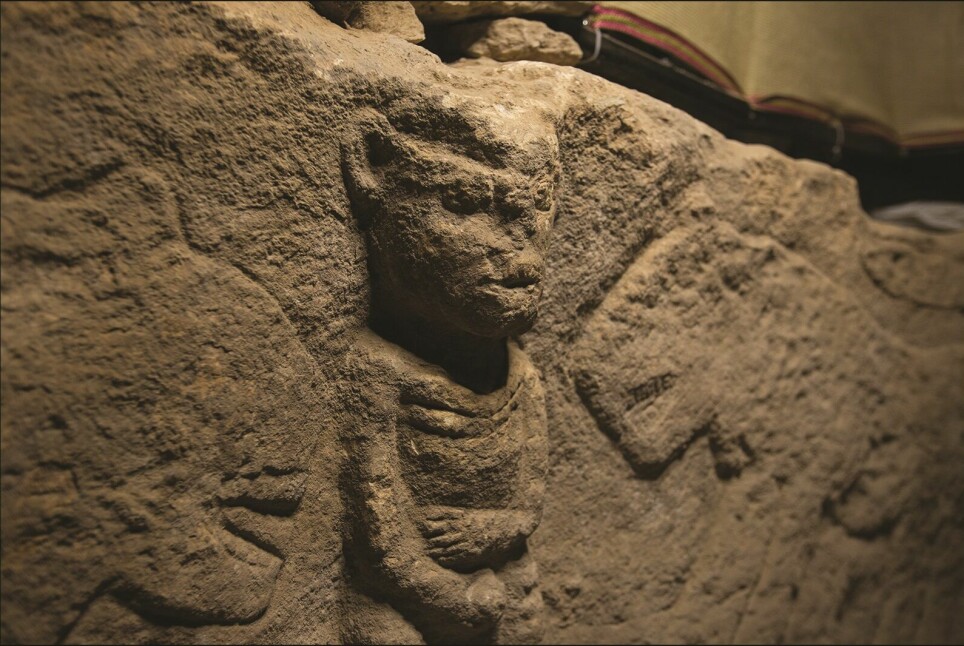 Han holder en fallos i hånda og er omringet av leoparder med flekkende tenner. Hva skjer i dette 11.000 år gamle relieffet?