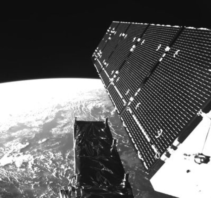 Sentinel-1A i bane, med det ene solpanelet i øvre del av bildet. Nederst ses oversiden av radarantennen. I bakgrunnen ses en ganske kjent planet. (Foto: (ESA)) Sentinel-1A i bane, med det ene solpanelet i øvre del av bildet. Nederst ses oversiden av radarantennen. I bakgrunnen ses en ganske kjent planet. (Foto: (ESA))