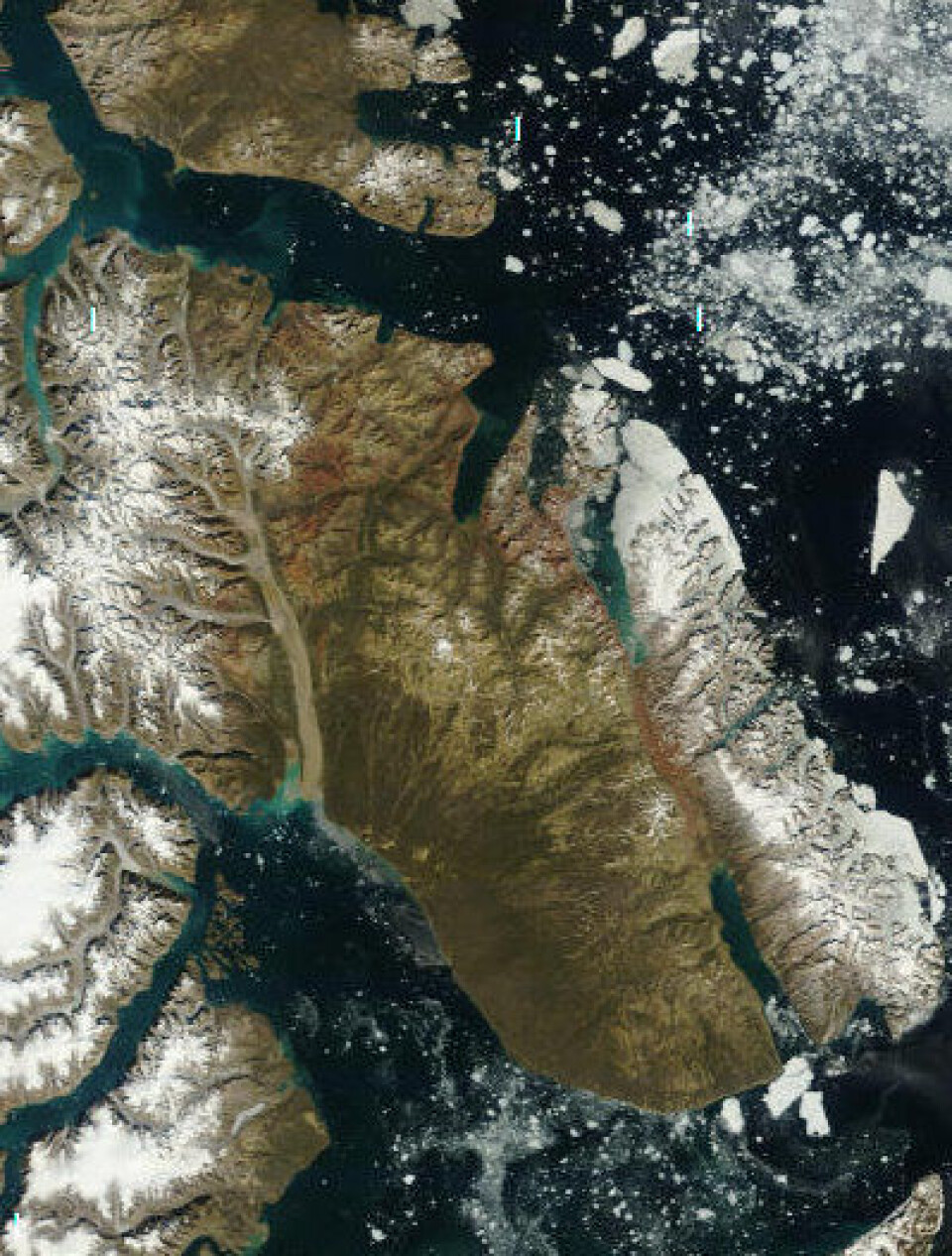 Sommer på Øst-Grønland. Lite is igjen i dette bildet tatt fra NASAs satellitt Terra 6. august. Men det er mer enn nok is for forskning lenger innover i landet ... (NASA) (Foto: NASA)