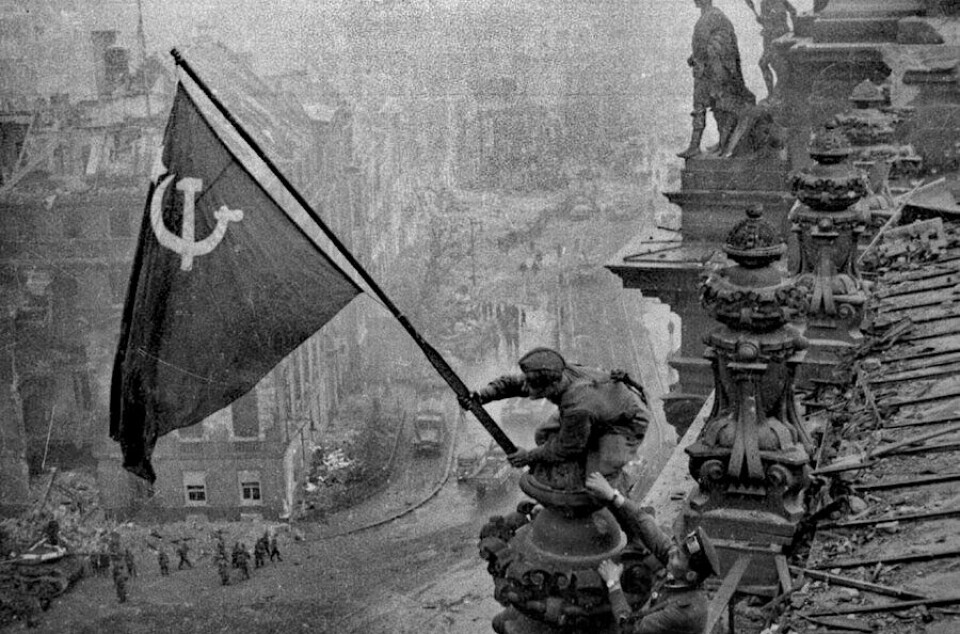 I Det tredje rikets siste timer heises det sovjetiske flagget over Riksdagsbygningen i Berlin.