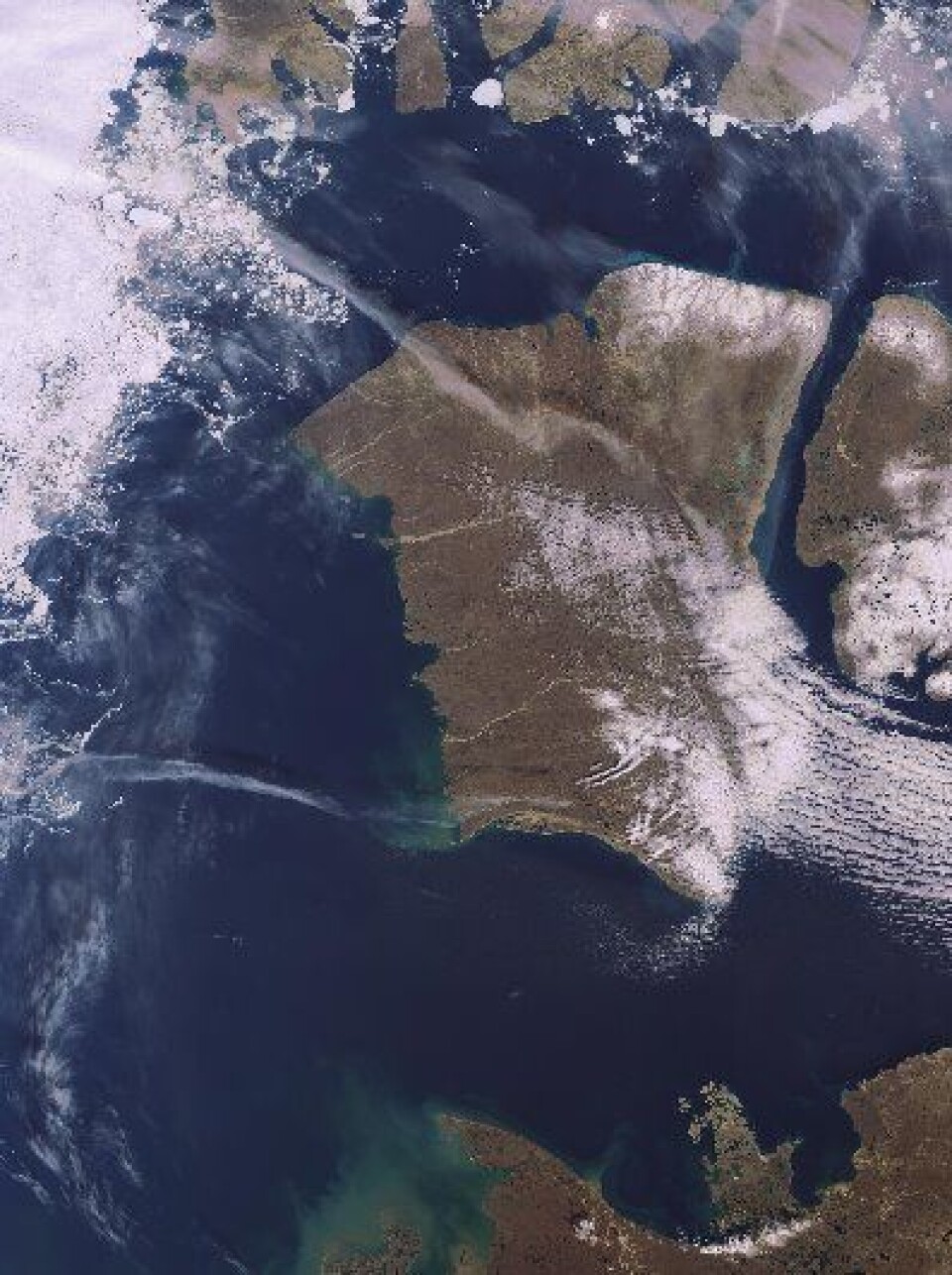 Drivisen lurer utenfor inngangen til det nordlige løpet av Nordvestpassasjen. Det er nok tryggest for en liten seilbåt å ta det sydlige løpet, ja. Her sett fra ENVISAT 8. september. (ESA)
