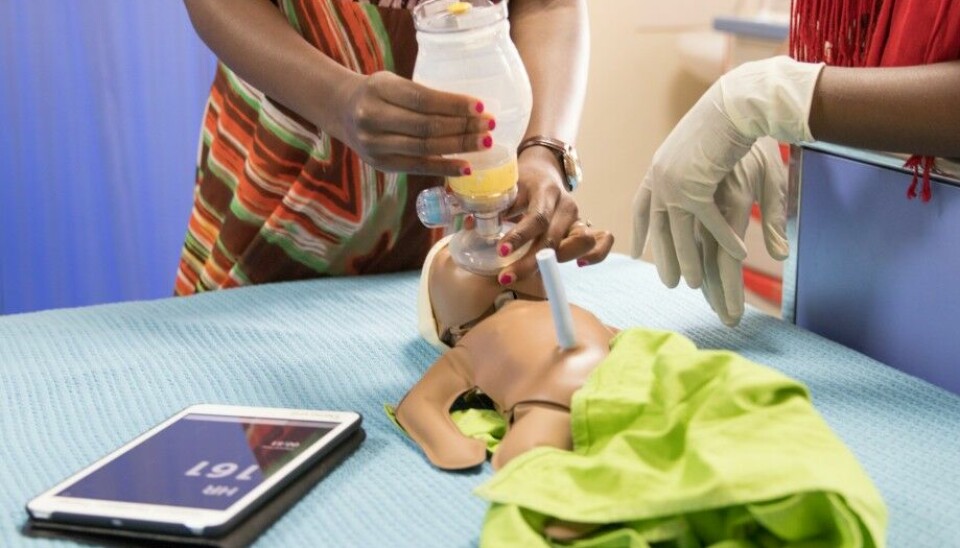 Forskere undersøker effekten på gjenoppliving av nyfødte ved et distriktsykehus i Tanzania etter systematisk simuleringstrening ved bruk av simuleringsdukken NeoNatalie Live