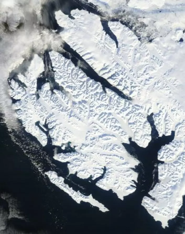 En uvanlig vinter: Ingen is i fjordene nord på Svalbard 22 mars. (Nord er opp til venstre) (Foto: NASA MODIS)