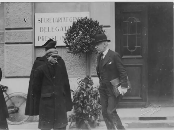 As the League of Nations' first High Commissioner for Refugees (1920–1930), Nansen helped hundreds of thousands of refugees to return home. Here he is on the move in Geneva.