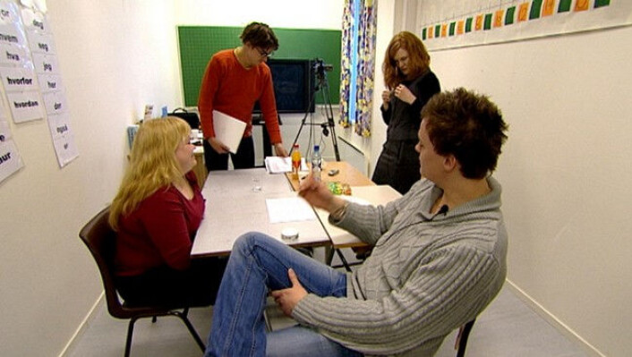 Kristine Bentzen (UiT) og Björn Lundquist (UiT) gjer opptak på Vannøya i Karlsøy kommune i februar 2009. (Foto: Marita Kristiansen/NRK) Kristine Bentzen (UiT) og Björn Lundquist (UiT) gjer opptak på Vannøya i Karlsøy kommune i februar 2009. (Foto: Marita Kristiansen/NRK)