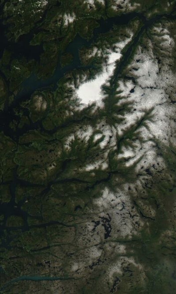 Fine farger både i Hardanger og i Lysefjorden i Rogaland da NASAs satellitt Aqua passerte 8. juli. (Foto: (NASA Aqua MODIS)) Fine farger både i Hardanger og i Lysefjorden i Rogaland da NASAs satellitt Aqua passerte 8. juli. (Foto: (NASA Aqua MODIS))