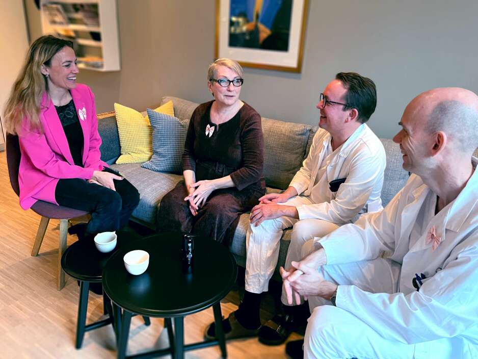 Generalsekretær i Kreftforeningen, Ingrid Stenstadvold Ross (t.v.), i samtale med Guri de Lange, Andreas Røsseland Hage og Jon Amund Kyte.