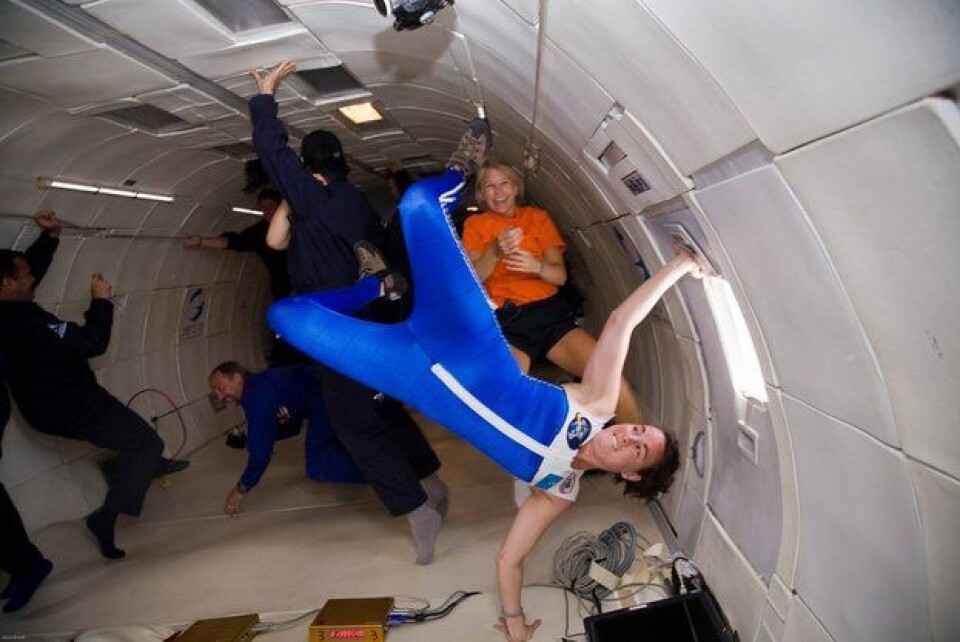 En Skinsuit testes under en parabelflygning. Drakten skal motvirke forlengelse og skade av ryggsøylen under lange opphold uten tyngdekraft. (Foto: NASA/Waldie)