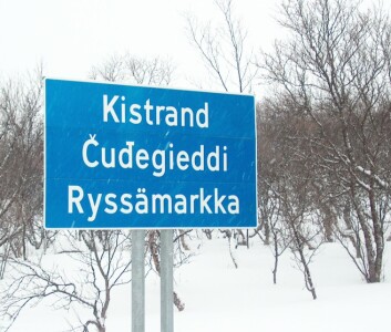 Trespråklig veiskilt, Porsanger. Foto: SA Trespråklig veiskilt, Porsanger. Foto: SA