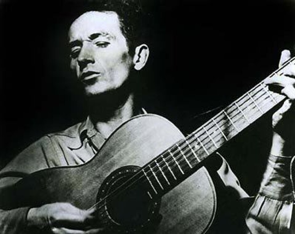 Woody Guthrie (1912-1967), som selv var født i Oklahoma og reiste vestover på 1930-tallet. (Foto: (Wikimedia Commons))