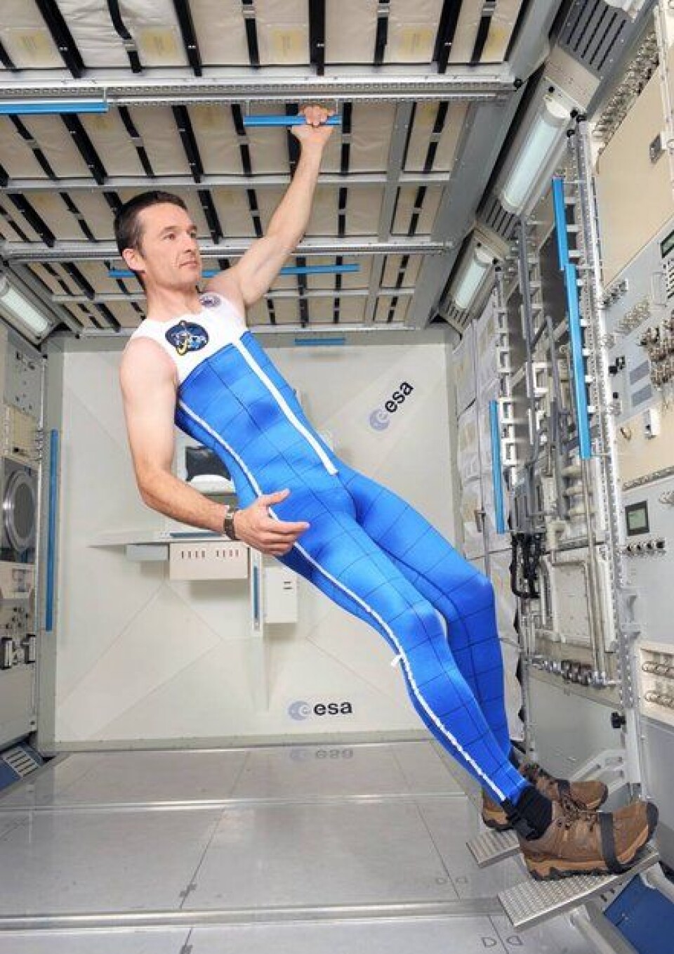 Her prøves den tettsittende romdrakten Skinsuit ut i en modell av romstasjonen. (Foto: NASA/Waldie)