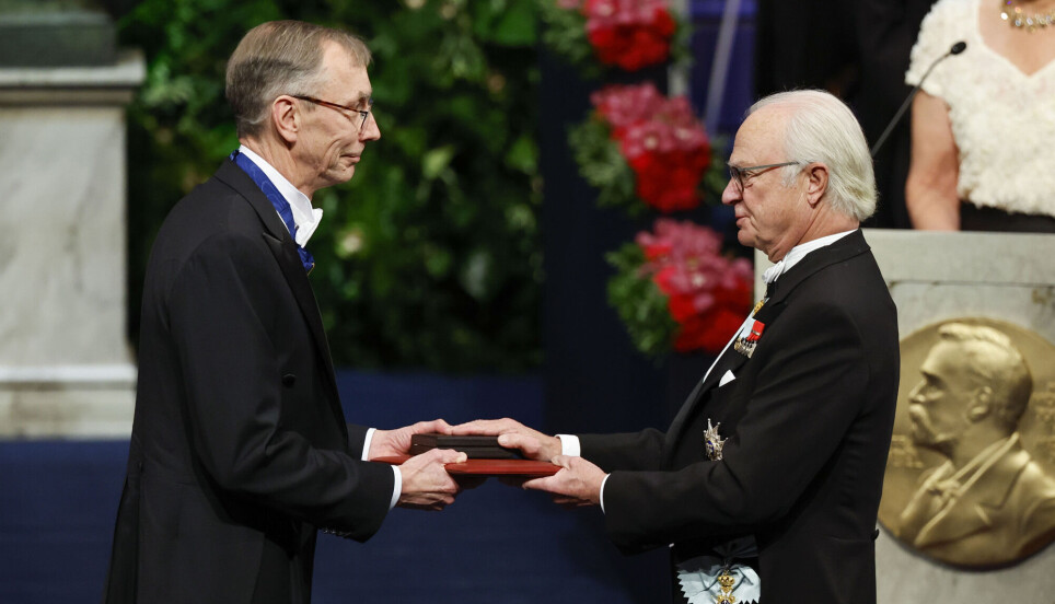 Svante Pääbo fra Sverige mottok nobelprisen i medisin fra kong Carl Gustaf.